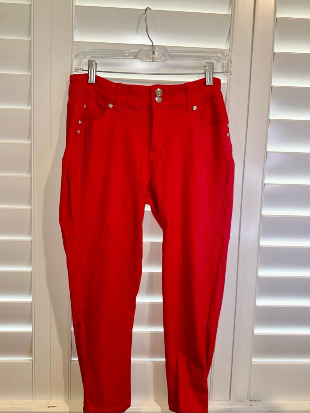 Woman’s red cropped stretch jeans